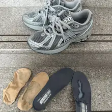 发现一个不爱干净的夫人，船袜怎么能穿的这么邋遢。臭船袜和臭鞋垫的相互呼应也是很快从我的前列腺里召唤出了精液