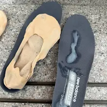 发现一个不爱干净的夫人，船袜怎么能穿的这么邋遢。臭船袜和臭鞋垫的相互呼应也是很快从我的前列腺里召唤出了精液