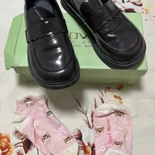 咸鱼上套路女孩子的小皮鞋，叫她着重拍袜子和小皮鞋的特写，然后拿着她实物好好用精液玷污