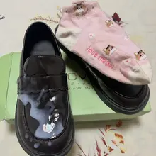 咸鱼上套路女孩子的小皮鞋，叫她着重拍袜子和小皮鞋的特写，然后拿着她实物好好用精液玷污