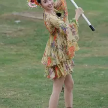 张柏芝花裙花环造型惊艳户外，丝袜配短靴大秀美腿！