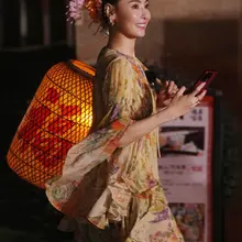 张柏芝花裙花环造型惊艳户外，丝袜配短靴大秀美腿！