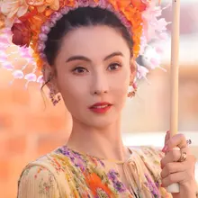 张柏芝花裙花环造型惊艳户外，丝袜配短靴大秀美腿！