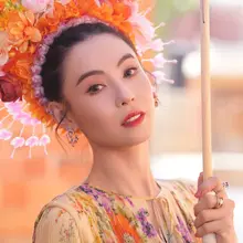 张柏芝花裙花环造型惊艳户外，丝袜配短靴大秀美腿！