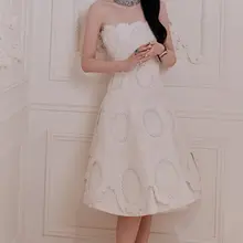 周也白裙配蝴蝶结高跟尽显清纯高贵，裙摆下露出的这双纤纤玉腿