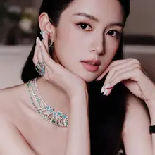 周也白裙配蝴蝶结高跟尽显清纯高贵，裙摆下露出的这双纤纤玉腿