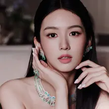 周也白裙配蝴蝶结高跟尽显清纯高贵，裙摆下露出的这双纤纤玉腿