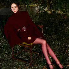 江一燕酒红针织裙搭配同色丝袜复古秋夜美腿杀