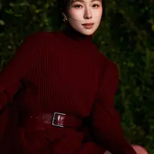 江一燕酒红针织裙搭配同色丝袜复古秋夜美腿杀