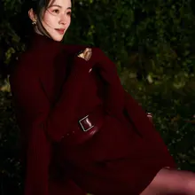 江一燕酒红针织裙搭配同色丝袜复古秋夜美腿杀