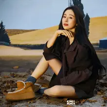 江一燕酒红针织裙搭配同色丝袜复古秋夜美腿杀