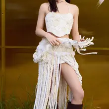 江一燕挑战废土风流苏裙，半遮半掩间大秀白皙笔直美腿