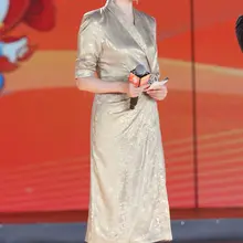 主持人周涛穿丝袜高跟主持活动现场照