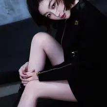 周冬雨脚穿高跟短靴踩在台阶上，灯光成了她的“美腿滤镜”，这诱惑指数拉满！