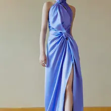 周冬雨穿挂脖高开叉晚礼服踩防水台高跟凉鞋展现玉足