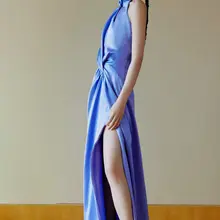 周冬雨穿挂脖高开叉晚礼服踩防水台高跟凉鞋展现玉足