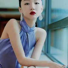 周冬雨穿挂脖高开叉晚礼服踩防水台高跟凉鞋展现玉足