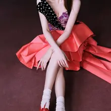 Angelababy杨颖红色“蛋糕裙”与白色堆堆袜的奇妙碰撞，这双腿才是全场焦点！