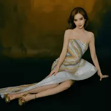 Angelababy杨颖穿一条鎏金开叉裙秀出精致的玉腿和美足
