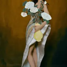 Angelababy杨颖穿一条鎏金开叉裙秀出精致的玉腿和美足