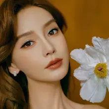 Angelababy杨颖穿一条鎏金开叉裙秀出精致的玉腿和美足