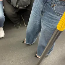 乘地铁的气质少妇，小骚鞋看的我🐣邦邦硬，她在床上一定很会玩吧 https://t.co/gkDAdR1Nf4 #绑带凉鞋 #平底鞋 #脚美甲 #玉足 #足控…