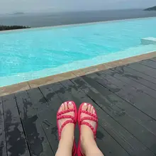 漂亮美女的自拍玉足，洁白无瑕的美脚，好想舔舐 https://t.co/gkDAdR1Nf4 #脚美甲 #玉足 #凉鞋