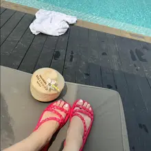 漂亮美女的自拍玉足，洁白无瑕的美脚，好想舔舐 https://t.co/gkDAdR1Nf4 #脚美甲 #玉足 #凉鞋