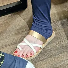 白嫩的小脚和红色的美甲真是诱惑~ 点击链接👉https://t.co/27RX38nWBn解锁更多精彩