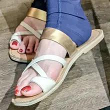 白嫩的小脚和红色的美甲真是诱惑~ 点击链接👉https://t.co/27RX38nWBn解锁更多精彩