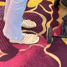 漂亮牛仔裤宝妈，绑带平底凉拖鞋，干净的玉足让我欲罢不能 https://t.co/v8iiX5WiyK #平底拖鞋 #绑带凉鞋 #玉足 #宝妈 #足控