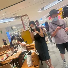 商场里的气质小少妇，绑带平底鞋，白色美甲玉足很性感，足控党狂喜 https://t.co/v8iiX5WiyK #玉足 #足控 #平底鞋 #绑带凉鞋 #脚美甲