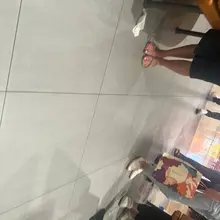 商场里的气质小少妇，绑带平底鞋，白色美甲玉足很性感，足控党狂喜 https://t.co/v8iiX5WiyK #玉足 #足控 #平底鞋 #绑带凉鞋 #脚美甲