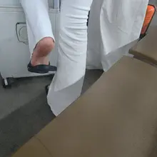 这没有个单身二十多年的手速真抓不到，当时这个美女的闺蜜，还有旁边穿绿短裤的哥们儿都在往这边看。美女先是左腿搭在箱子上休息，然后右脚腕挠痒，于是双脚底一览无余…