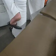这没有个单身二十多年的手速真抓不到，当时这个美女的闺蜜，还有旁边穿绿短裤的哥们儿都在往这边看。美女先是左腿搭在箱子上休息，然后右脚腕挠痒，于是双脚底一览无余…
