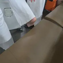 这没有个单身二十多年的手速真抓不到，当时这个美女的闺蜜，还有旁边穿绿短裤的哥们儿都在往这边看。美女先是左腿搭在箱子上休息，然后右脚腕挠痒，于是双脚底一览无余…