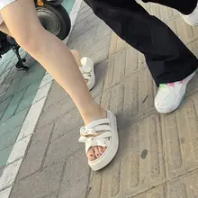 喜欢女大的青春活力，与阳光洒在身上的慵懒。 素莲初含，玉露凝香。 ps. 表面上看博主是在描写莲花初开时的香气，但细心的同好兄弟已经发现了，莲：足，玉：玉足，…
