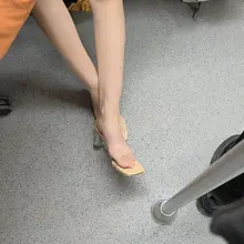 抓到一只野生苏苏 #足 #脚趾 #恋足 #美脚 #凉鞋 #拖鞋 #裸足 #足底 #足控 #漫展 #女大学生