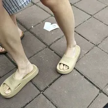 又到了校园女大穿凉拖的季节，此时的美女们大多还没做美甲，原相机直观感受一下 #足 #脚趾 #恋足 #美脚 #凉鞋 #拖鞋 #裸足 #足底 #足控 #校园 #地…