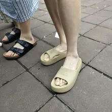 又到了校园女大穿凉拖的季节，此时的美女们大多还没做美甲，原相机直观感受一下 #足 #脚趾 #恋足 #美脚 #凉鞋 #拖鞋 #裸足 #足底 #足控 #校园 #地…