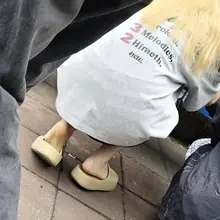 又到了校园女大穿凉拖的季节，此时的美女们大多还没做美甲，原相机直观感受一下 #足 #脚趾 #恋足 #美脚 #凉鞋 #拖鞋 #裸足 #足底 #足控 #校园 #地…