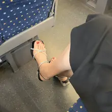 当你去坐高铁且旁边是个美女大学生之二 冒死记录 小姐姐脚趾一直乱动就算了，脚还一直往下踩，在踩什么呢 #足 #脚趾 #恋足 #美脚 #凉鞋 #拖鞋 #裸足 #…