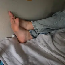 第三期 是无法复刻的瞬间 二十来岁，可能是今年wp系列中保养最好的一双美足了 不过咱就是说，袜子放脚头不怕半夜踢掉地上吗 #足 #脚趾 #恋足 #美脚 #凉鞋…