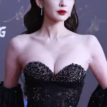 娜扎榨我……都射乳沟里，再拿鸡巴蘸着乳沟里的精液给娜扎刷牙，给娜扎抹脸美容。