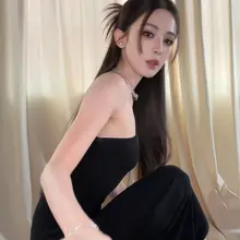 娜扎你要干嘛，要按摩我的肉棒吗？轻点哦，一会儿射出来了，是射脸上？射嘴里？还是射脚上呢？