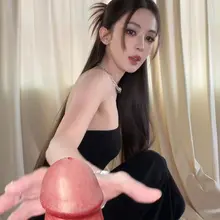 娜扎你要干嘛，要按摩我的肉棒吗？轻点哦，一会儿射出来了，是射脸上？射嘴里？还是射脚上呢？