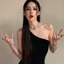 娜扎很榨啊，这玉足这表情，哪个贱儿子不想跪在面前叫妈妈呢，哪个贱狗不想被娜扎肆虐然后爆射呢。