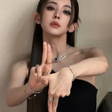 娜扎很榨啊，这玉足这表情，哪个贱儿子不想跪在面前叫妈妈呢，哪个贱狗不想被娜扎肆虐然后爆射呢。