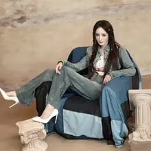 幂妈又出福利露脚趾了，裸足加白色细高跟双重压榨，贱狗们想不想被幂妈踩烂你们的小鸡巴？幂妈连沙发都准备好了，想被踩的贱狗们还不自觉点爬过去躺在幂妈脚下。话说各位…