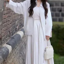 幂妈的脚趾缝都能给儿子看硬，掀开幂妈的白裙子，扯下幂妈的性感内裤套在头上，闻着幂妈的蜜穴留在内裤上的味道，用幂妈的双腿夹住儿子的鸡巴摩擦摩擦，把对幂妈的爱化作…
